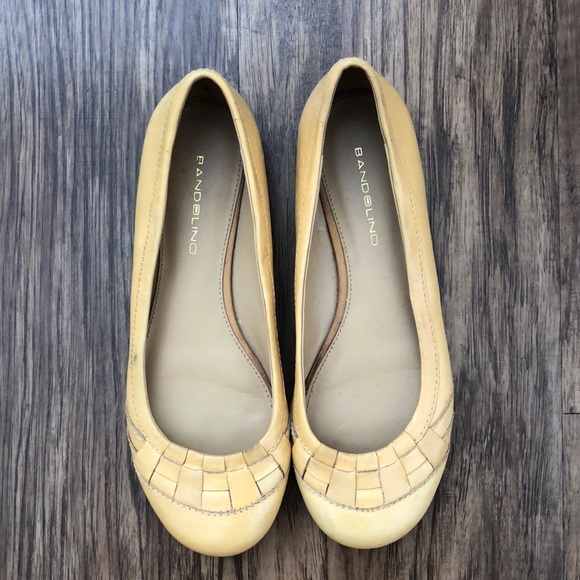 Mustard Bandolino flats. Size 7M - Picture 5 of 5